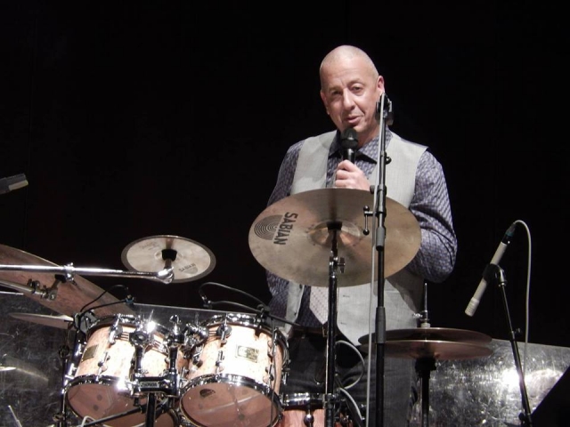 Jae Sinnett talking during his trio's performance with the Virginia Symphony Orchestra in 2014